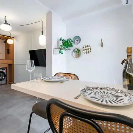 Smile, Near & Center, Free Parking, Balcony Apartment *