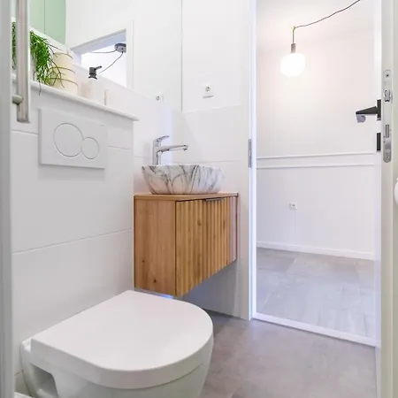 Smile, Near & Center, Free Parking, Balcony Apartment *